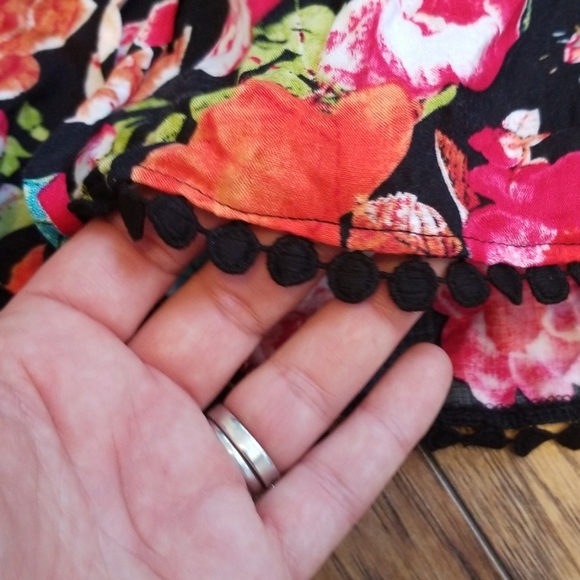 NWT Juniors Sz XL Floral Fringe Shorts - Picture 2 of 3